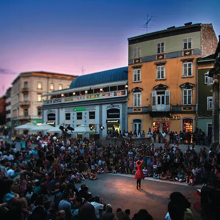 Апартаменти Awesome In With Wifi Пула